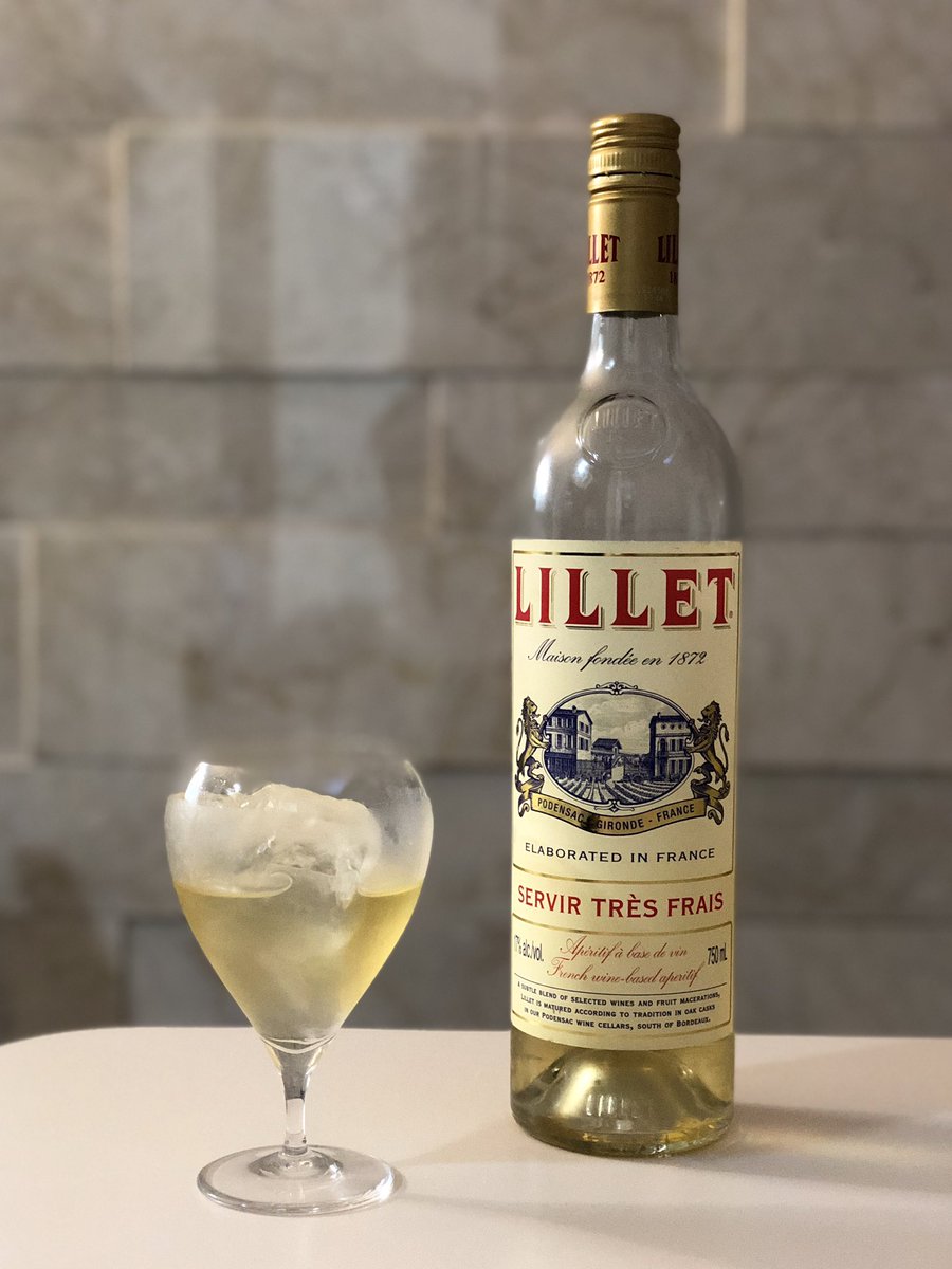 gomdolgoon's tweet image. 이마트에서 구입한 릴레 블랑. 주정강화 와인 베르무트인데 와인 한 병 한 번에 다 마시기 부담스러운 분에게 강룍추천! 복숭아, 옅은 꽃 같은 달달한 맛으로 시작해 자몽 껍질 흰 부분을 연상시키는 쌉쌀한 맛으로 끝나는 맛이 매력적이다. 얼음 찰랑찰랑하게 채워마시면 없던 입맛도 되살아날 듯🥂