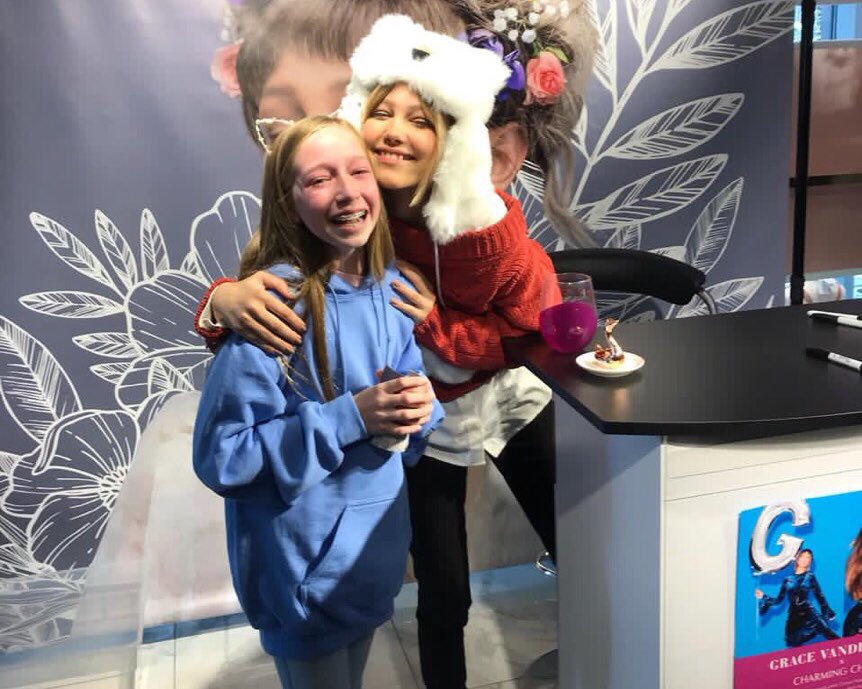 FANderWaalNews's tweet photo. When one sees images of @GraceVanderWaal like these, it becomes pretty clear that @VanderwaalTina and @nyckcdave are great teachers.
#choosekindness.
—————
Enter our #SpringMusicCelebration and win cool Merch! (Go to https://t.co/2Dmr4nYf5a )
Entries close Saturday ! https://t.co/xaIZ4APKCG