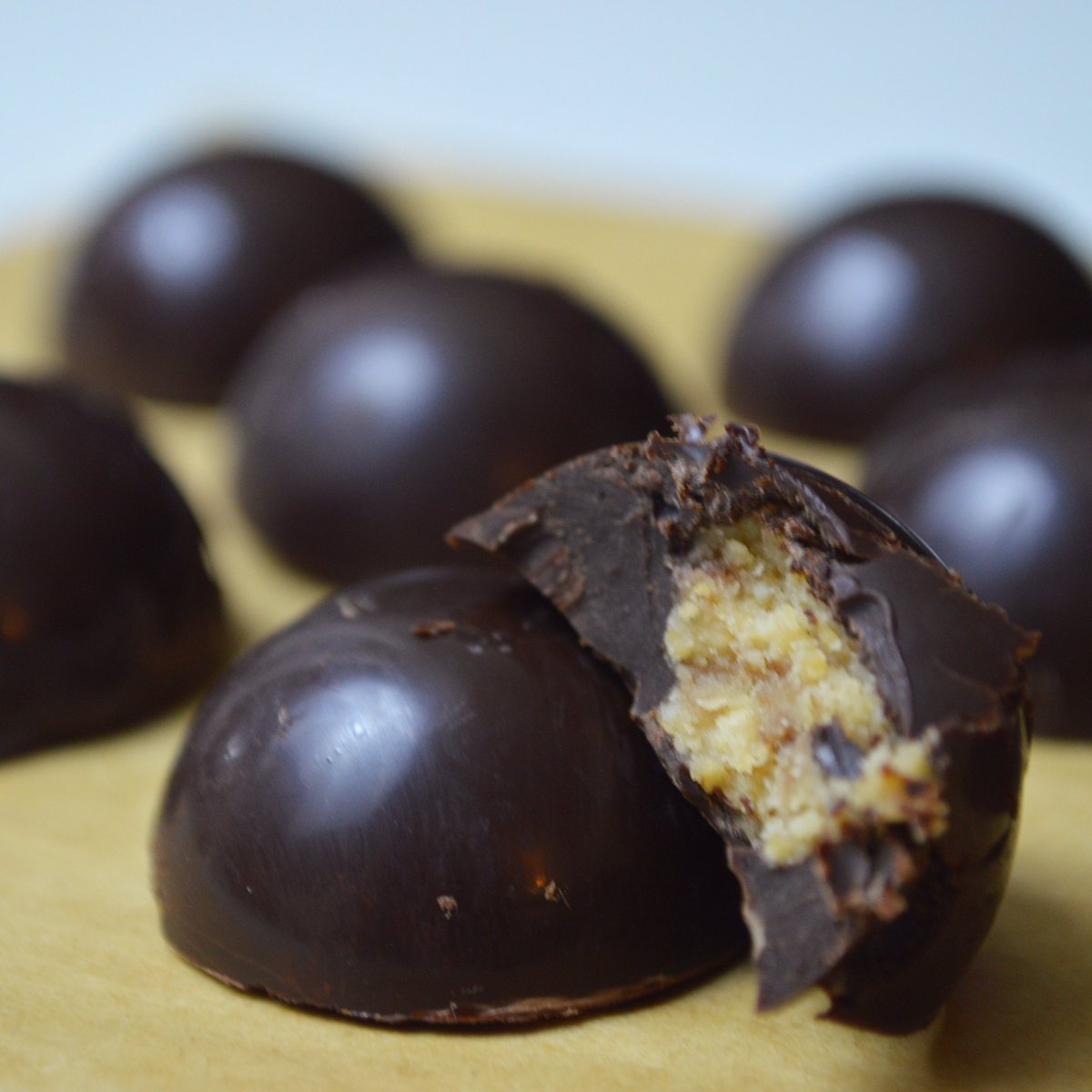 ChefPlantivoro's tweet photo. Oh si!!! Chocolate!! Y relleno con crema de cacahuate mucho mejor 🍃 #ChefPlantivoro #CocinaCreativa #FusionDeSabores #cacao #ChocolateObscuro #SinLacteos #SinAzucar #PlantBasedChef #PeanutButter #DarkChocolate #DairyFree #SugarFree #Sweet #ComfortFood #LauraCuisine https://t.co/9NDKYOY4fP