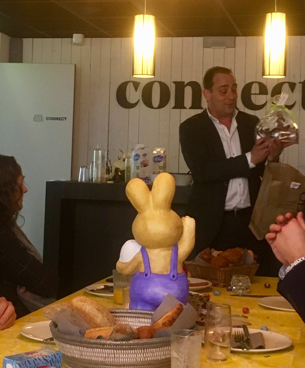 FlynthBreda's tweet photo. DE PAASHAAS IS BACK IN TOWN - In het bourgondische Breda vergezelde de Paashaas vandaag onze dagelijks gezamenlijke en altijd gezellige kantoorlunch. #olala #chocola @OlalaChocola #pasen #teamspirit #duurzaam #airlounger https://t.co/t1ICRGYS10