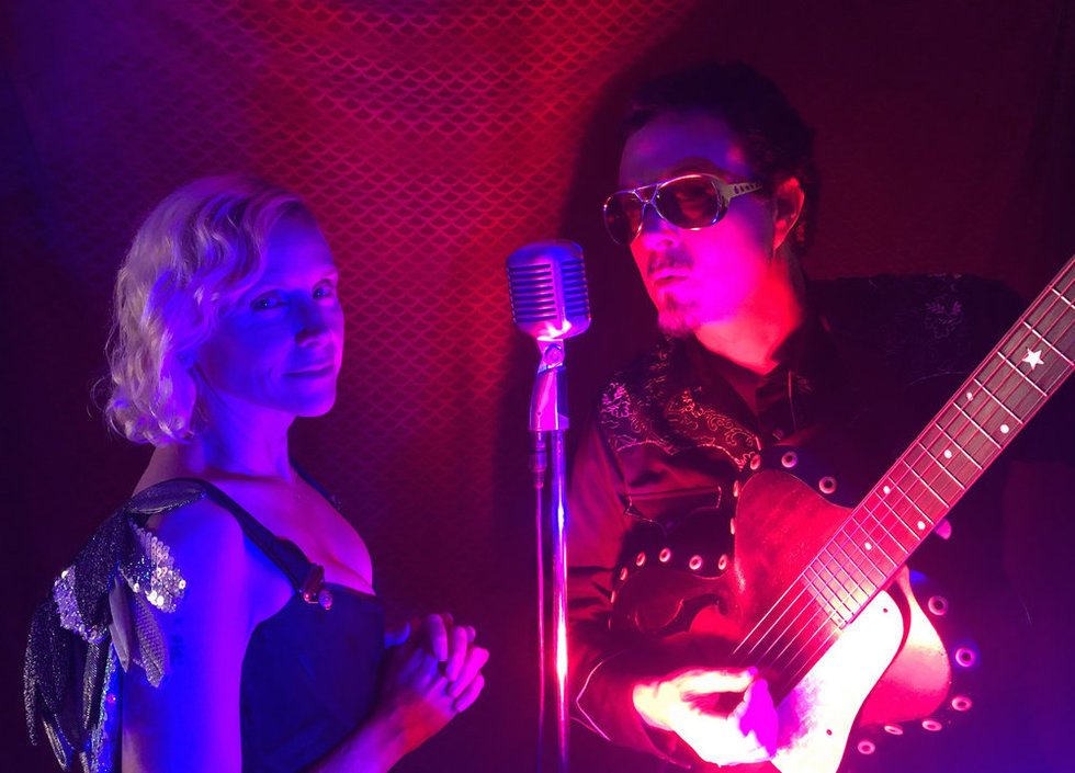 #PREMIERE: #Americana duo <a href="/HymnForHer/">H4H</a> spread seeds of positivity with their video for "Scoop". popm.at/2KF75GJ