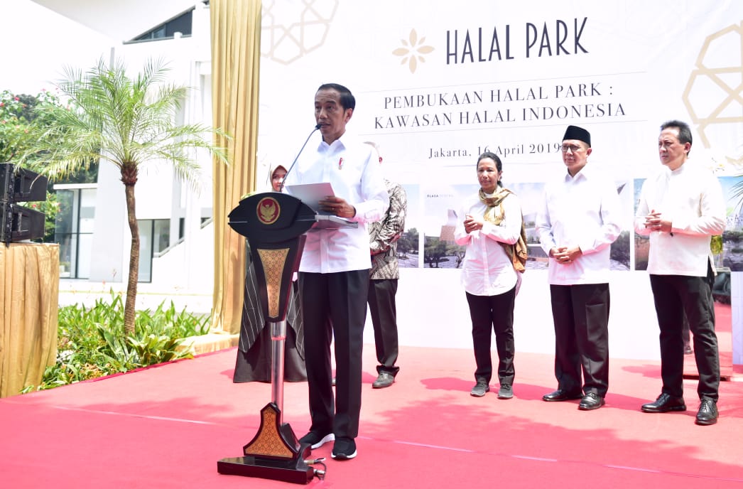 SonoraFM92's tweet photo. 21.39 #BeritaSONORA - Presiden Joko Widodo pada Selasa, meresmikan pembukaan Halal Park yg berlokasi di Kompleks Gelora Bung Karno, Jakarta.Halal Park kedepannya akan terus dikembangkn hingga menjadi sebuah kawasan terintegrasi yg menjadi destinasi wisata halal di Indonesia. https://t.co/BosTsqjeGg