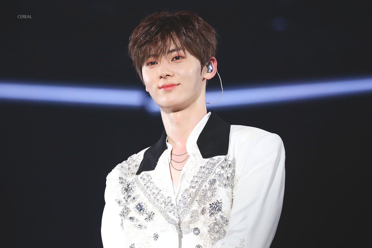 cereal_MH's tweet photo. 190413 Segno in seoul 

빛이 나 😆

#민현 #minhyun
#황민현 #HWANGMINHYUN 
#뉴이스트 https://t.co/SOjJQ4yEOD