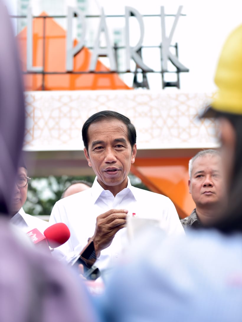 SonoraFM92's tweet photo. 21.39 #BeritaSONORA - Presiden Joko Widodo pada Selasa, meresmikan pembukaan Halal Park yg berlokasi di Kompleks Gelora Bung Karno, Jakarta.Halal Park kedepannya akan terus dikembangkn hingga menjadi sebuah kawasan terintegrasi yg menjadi destinasi wisata halal di Indonesia. https://t.co/BosTsqjeGg