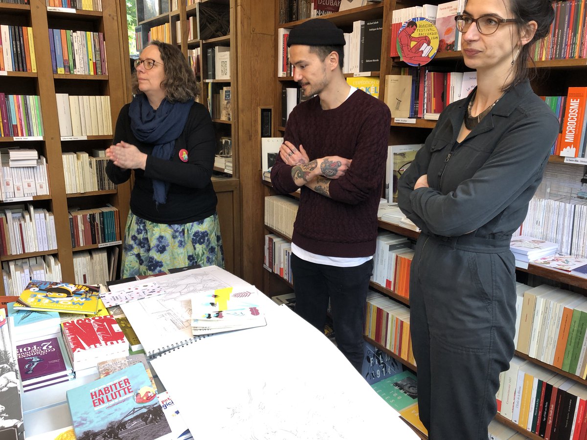FestiRaccords's tweet photo. Belle rencontre avec l'artiste Yannick NorY dimanche dernier qui a présenté son livre "L'expédition du Mokélé Mbembé" ( Versant Sud Jeunesse) à la librairie des @edAssocies ! https://t.co/CvmT2YmU5y