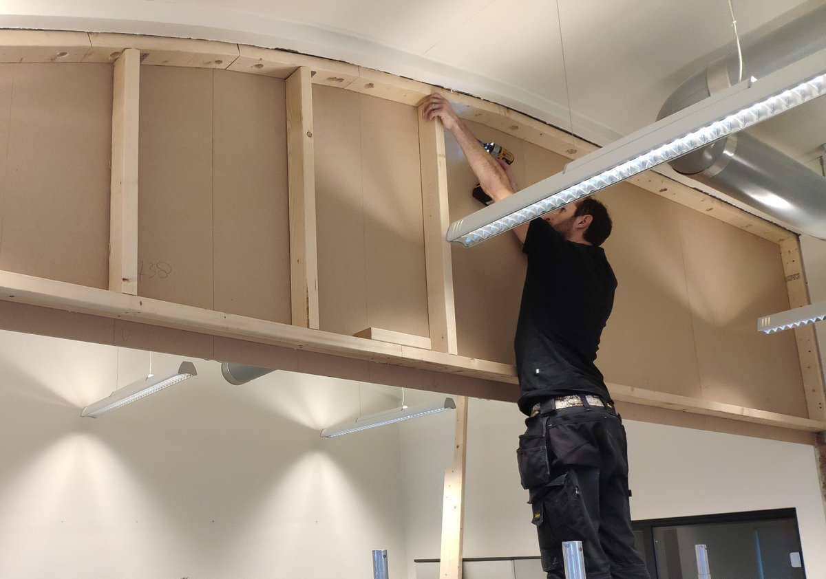 Bij de ene klus komt meer maatwerk kijken dan de andere. Bij Pento in Hengelo hebben we een fraaie aftimmering gemaakt voor de rails van de nieuwe paneelwand.

#maatwerk #paneelwand #mobielewand #afwerking