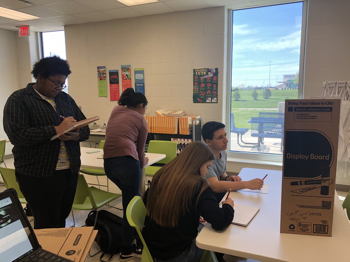 ShelbyMuha26's tweet photo. Gallery walks help us learn from culinary classes Food Trucks from the past. What did we like? What would we improve? Get ideas and inspiration and then we roll! #owlteach #owlpower #growingandgettingbetter #culinaryessentials2 https://t.co/dqUhwNlJT4