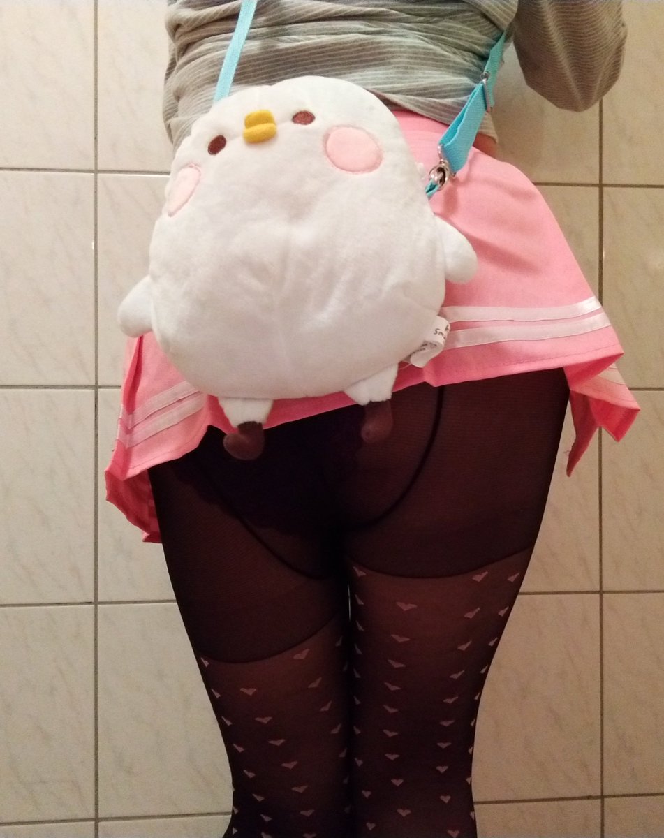 holisnow00's tweet photo. 大家晚安
上班上到快忘了今天是禮拜幾😂

前幾天車子開太快，現在稍微放慢速度，來看愛心絲襪的最後幾張照片~

總結，這套搭配以可愛為主，沒有拍出太多糟糕的構圖~ 說不定未來會有機會嘗試其他可能性😆 https://t.co/6scOISsfIi