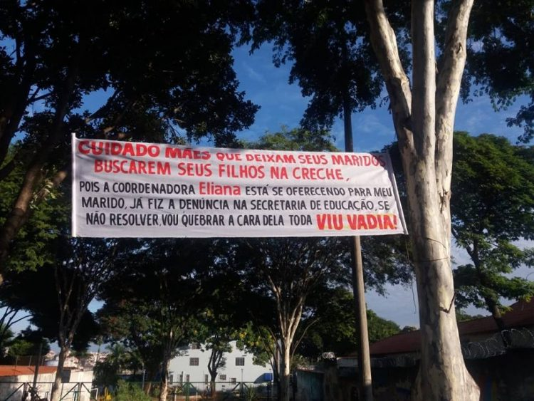 nadigas's tweet photo. eu gostei da enfase que o cara que escreveu a faixa colocou no "Viu Vadia" https://t.co/QjInRsyWu7