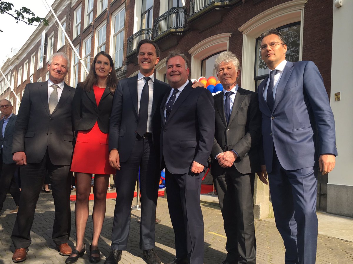Novak_acc's tweet photo. Het is zover. #MinPres Mark Rutte opent officieel het #OndernemershuisNL, dé ontmoetingsplek voor ondernemers en politici. Hier vindt de politiek de ondernemer en de ondernemer, de politiek.
#OndernemershuisNL #Novak_acc #Novaa #ONL #siraconsulting #IMK_nl https://t.co/tvgf6WVHmp