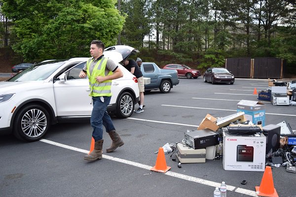 PtreeCorners's tweet photo. .@PtreeCorners held its annual #paperrecycle and #electronicrecycle day on Sat. April 13 and collected a total of 17,400 lbs. of paper and 14,321 lbs. of electronics which were collected for recycling. The event is open to #peachtreecornersga residents only. https://t.co/hEEqhddnaM