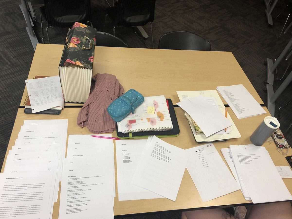 kasaunfell's tweet photo. Project three is fast approaching and we have to be ready. #somuchpaper #moondaisies https://t.co/npBYbLI1Xi
