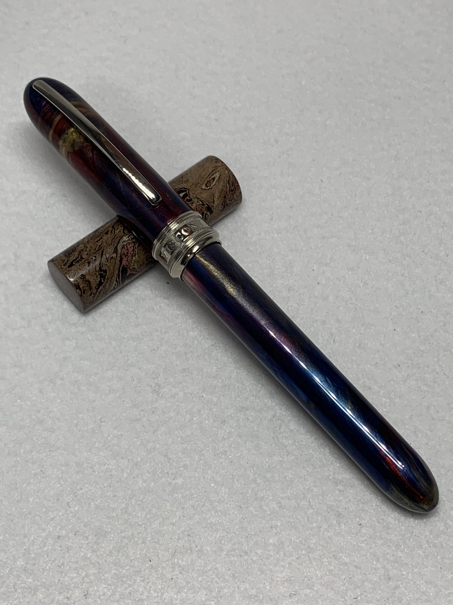 いんくはのみもの 誕生日軸 第一弾 まずは ヴィスコはヴァン ゴッホの旧シリーズより この子はトラモント イタリア語で 日没 や 夕暮れ を意味する色です 深いマーブル エグいほどの色気 ヴィスコのエロス全面 という堪らぬ色味でシリアル