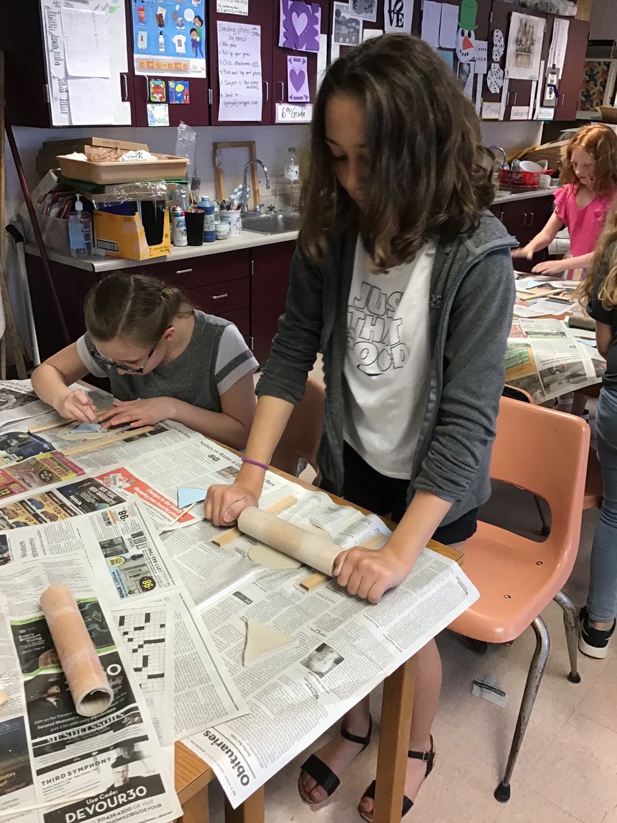 JCDartgray's tweet photo. 4th grade making triangular pyramids out of clay. #learningnewtools #mathcanbefun #artisawesome https://t.co/p6AQv5oJH9