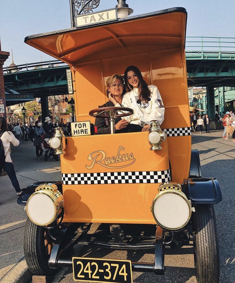 CelineFJapan's tweet photo. 日本滞在中最後の日にディズニーシーに行ったCeline🌤
今回で2回目でしたが、ランドよりシーが好きみたいですね💭
運良くディズニーでCelineに遭遇したファンの方もいたみたいです😳!!
1枚目とてもほっこりしますね♥️
2枚目のCameronが撮った写真も素敵です🌈🌟 https://t.co/9U596PhPEs