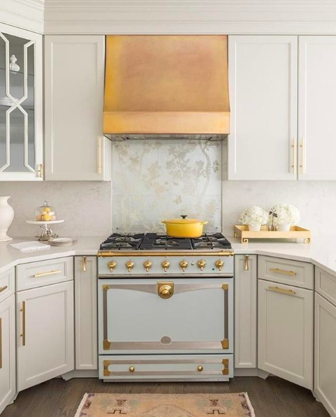 Modenus's tweet photo. This hand-hammered copper range hood ties the kitchen together perfectly. @ThompsonTraders #PremiumOnModenus  
Design by Brooke Cole Interiors.
https://t.co/wp4G3BVLcA https://t.co/yd5X1ACg4P