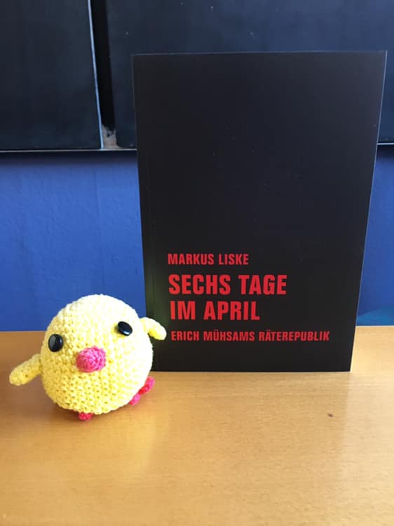 verbrecherei's tweet photo. UNSER BUCH FÜR DIE OSTERFEIERTAGE!
„Sechs Tage im April. Erich Mühsams Räterepublik“ von @MarkusLiske.
Denn vor hundert Jahren rief Erich Mühsam in München die Räterepublik aus.
https://t.co/lh1eXNbNOY
#MarkusLiske #ErichMühsam #Räterepublik #RäterepublikMünchen #Osterbücher https://t.co/o9dURHsHK9