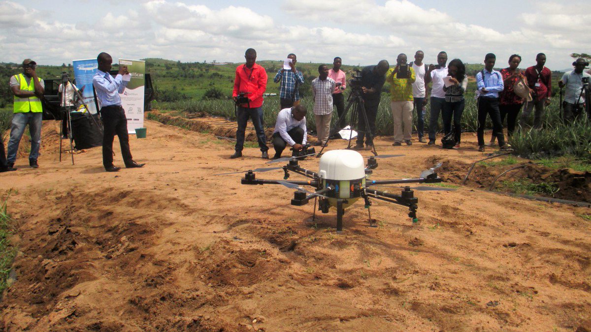 AfGoesDigital's tweet photo. Spraying drones by our partner @acquahmeyer in the spotlight of 20+ journalists attending #HighTech demos at Bomarts Farms in #Ghana in anticipation of the launch of the #AGRF2019 conference | #AgTech #agriculture #Digit4Ag #ICT4Ag #drones | @CTAflash #EUDev @AGRAAlliance support https://t.co/8Rge9VsVFH