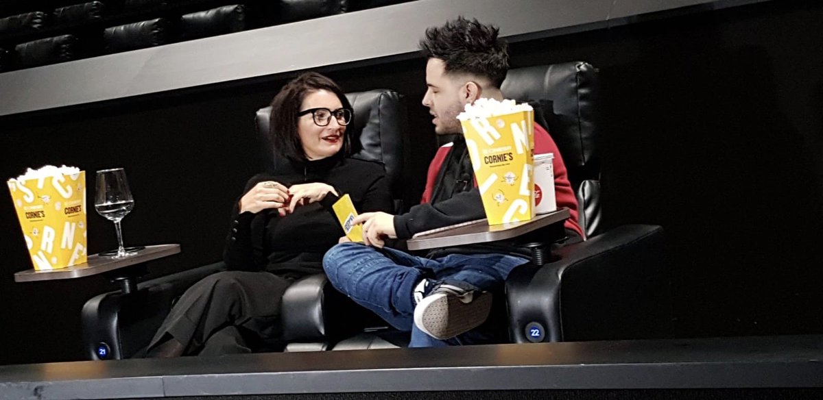FauraFM_'s tweet photo. A veces un parque mágico puede llegar a ser un banco, una conversación, una playa... #ElParqueMagico ayer fue una sala de cine. Últimamente disfruto como nunca trabajando, haciendo lo que me gusta, pero ayer disfruté aún más con @SilviaAbril, puro amor, pura sencillez...¡GRACIAS! https://t.co/5Df1qyKQHp