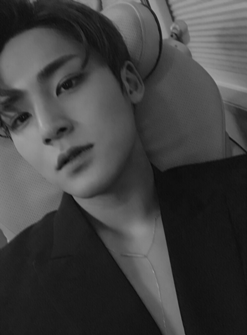 odetogyu's tweet photo. “And when I look at you I realize
That boy you are that star
That shines on my darkest night sky
And light up my whole damned life”

#CaratSelcaDay #17CaratSelcaDay 🖤 https://t.co/51acchJOb1