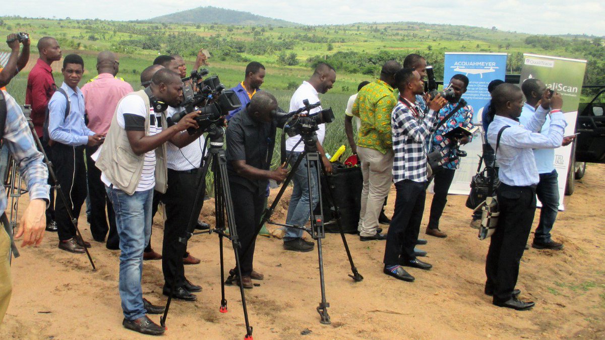 AfGoesDigital's tweet photo. Spraying drones by our partner @acquahmeyer in the spotlight of 20+ journalists attending #HighTech demos at Bomarts Farms in #Ghana in anticipation of the launch of the #AGRF2019 conference | #AgTech #agriculture #Digit4Ag #ICT4Ag #drones | @CTAflash #EUDev @AGRAAlliance support https://t.co/8Rge9VsVFH