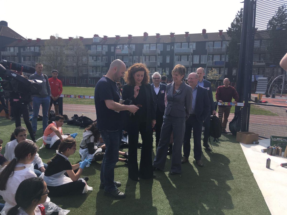 Bij #kickoff cultuur@cruyffcourt samen met <a href="/ivanengelshoven/">Ingrid van Engelshoven</a> @richarddemos en heel veel enthousiaste kinderen @jcfoundation <a href="/JFSCNederland/">Jeugdfonds Sport & Cultuur</a> Mede dankzij deelnemers  van de @vriendenloterij start van cultuur@cruyffcourts #cultuurscoort