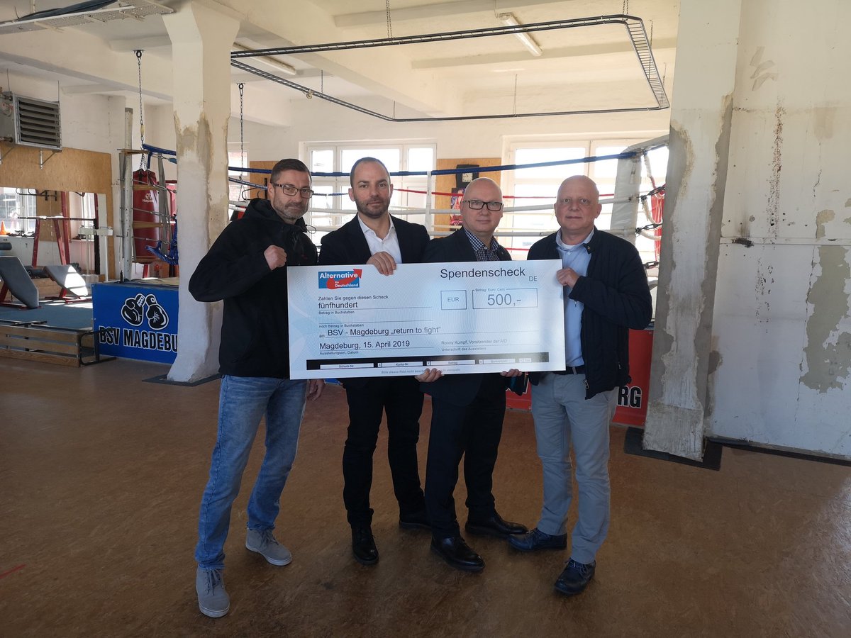 AfD_Magdeburg's tweet photo. Spenden von jeweils 500 €💶, gesammelt auf der Weihnachtsfeier des #AfD-Kreisverbandes #Magdeburg, haben wir an den #MSV90 - Ringen & den #BSV-MD🥊 übergeben – mit Dank für deren gute & erfolgreiche Arbeit für #Jugend & #Sport.👍
➡️https://t.co/5FdYvi8Ch7 https://t.co/IP6ZwbRQpk