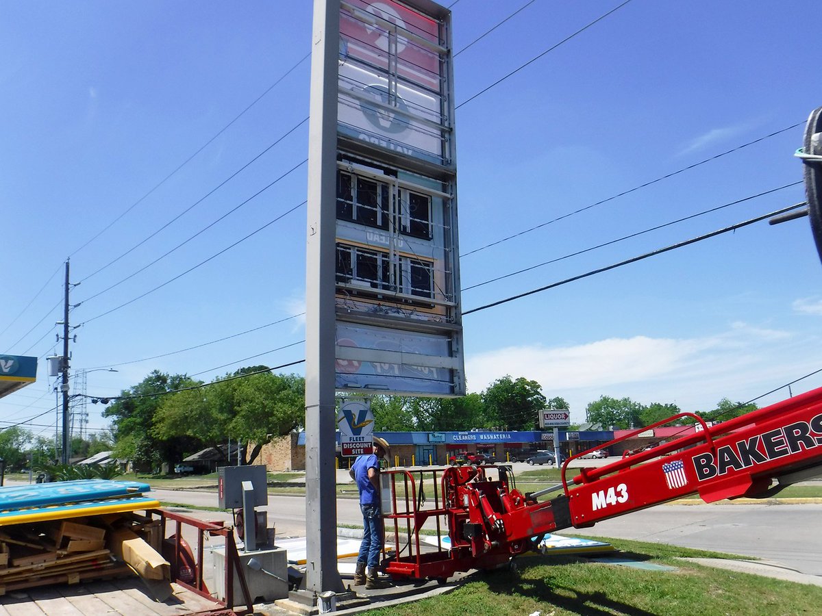 bakerssignstx's tweet photo. Pylon sign reface and LED retro-fit courtesy of the phenomenal sign technicians at Bakers Signs. Great work guys! #signreface #ledretrofit #bestintexas https://t.co/1vZptQWyAT