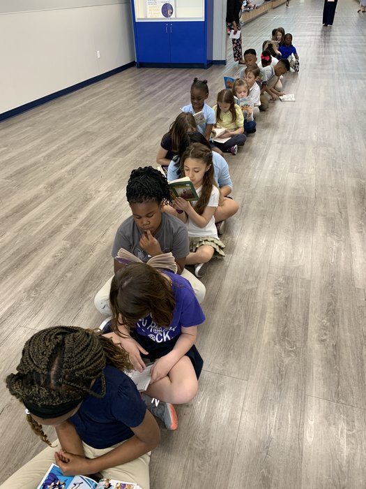 eStemPCS's tweet photo. @eastvillagek6 2nd grade got some reading in while waiting to take their class photos! #readingisfun #classpictureday #estem2ndgrade https://t.co/DmOJa49jIE