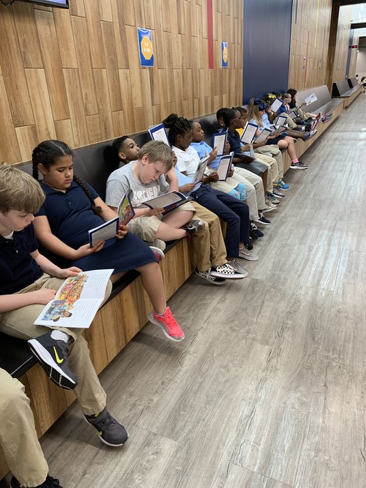eStemPCS's tweet photo. @eastvillagek6 2nd grade got some reading in while waiting to take their class photos! #readingisfun #classpictureday #estem2ndgrade https://t.co/DmOJa49jIE