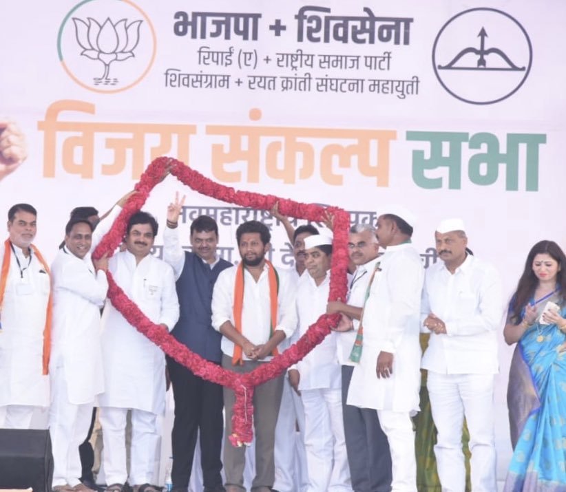 Dev_Fadnavis's tweet photo. Glimpses from my public meeting at Walki in Ahmednagar LokSabha Constituency for Dr Sujay Vikhe Patil with Minister Ram Shinde and other leaders.

#BharatModiKeSaath https://t.co/dC6HUwPkp8