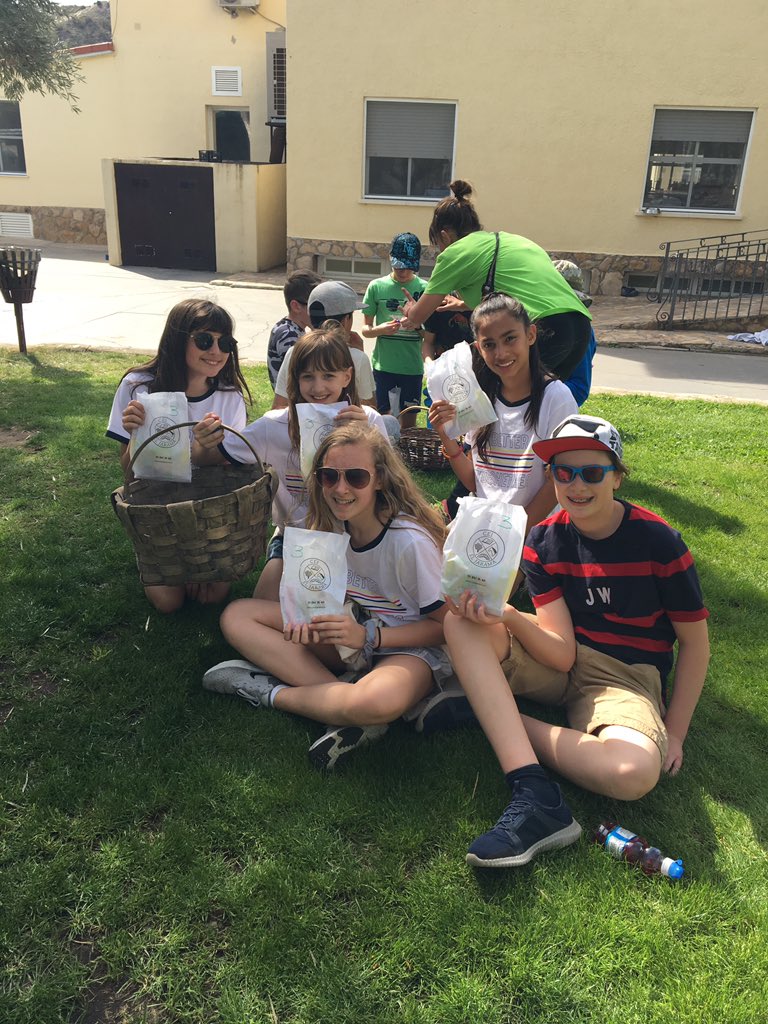 solschMFL's tweet photo. @solsch1560 otra «ginkana» aquí en el campamento con un tema de Pascuas. Chocolate 🍫 y dulces 🍬 para todos 😃 https://t.co/0vhOaaZuhW