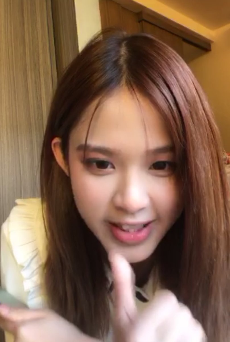 ke_achara's tweet photo. ไล่ดูย้อนหลังไลฟ์น้อง🧐🤨
สรุปน่าจะไปเที่ยวญี่ปุ่นเร็วๆนี้แน่ๆเบย 
ขอให้เที่ยวให้สนุก พักผ่อนให้เต็มที่ 
แล้วอัพรูปให้ดูบ่อยๆน๊า ❤️🐙
#Caplive #MobileBNK48 https://t.co/QLwmQ5V3NH