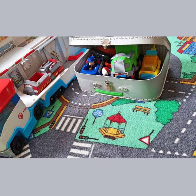 papakoffer's tweet photo. Der Papakoffer hat im Kreißsaal gute Dienste geleistet und ist nun leer. Leer? Weit gefehlt! Der große Bruder hat jetzt eine neue Garage für seine Autos!
💚
#papabox #papalapap #papawerden #baldpapa #vaterwerden #superpapa #papasurvivalkit #papageschenk #garage #grosserbruder https://t.co/UdQF7xBnJq