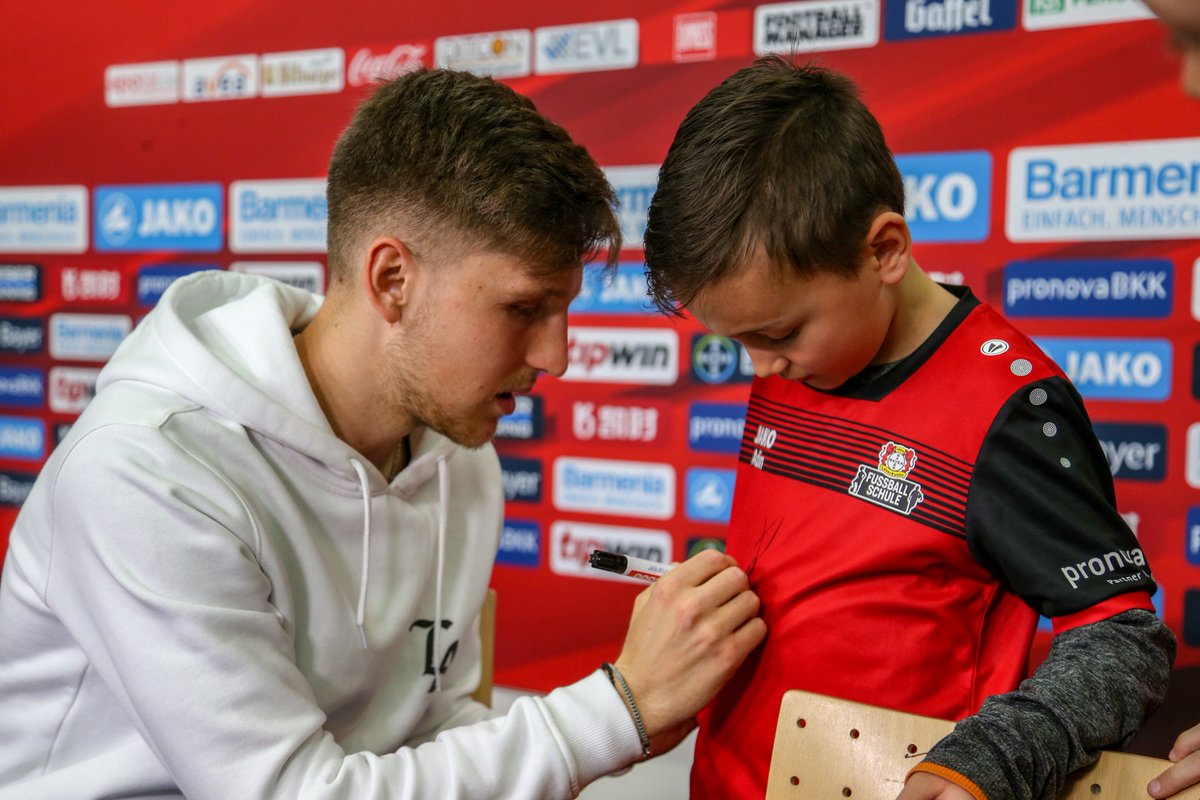 bayer04fussball's tweet photo. Panos #Retsos hat heute das #Ostercamp der #Bayer04-#Fußballschule besucht und sich den zahlreichen Fragen der Teilnehmer|innen gestellt. Und natürlich wurden auch Autogramm- und Selfiewünsche erfüllt. #Werkself https://t.co/e6jbY8NMZE