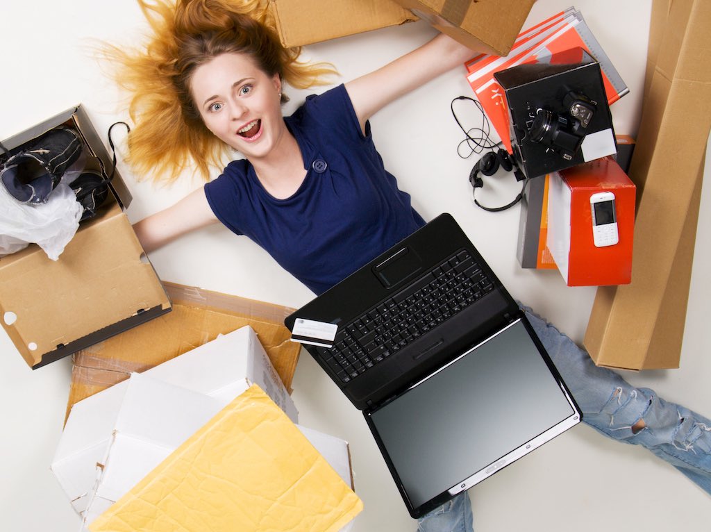 Домашний интернет. Тайм-менеджмент. Все быстро и не выходя. Люди с покупками. Человек делает много дел.