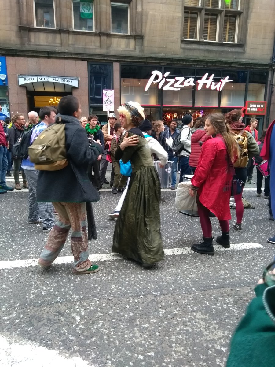 ScotlandXr's tweet photo. We're still on #NorthBridge disrupting central Edinburgh at rush hour for #InternationalRebellion #XRScotland #conscientiousprotectors https://t.co/5vABmlWW3P