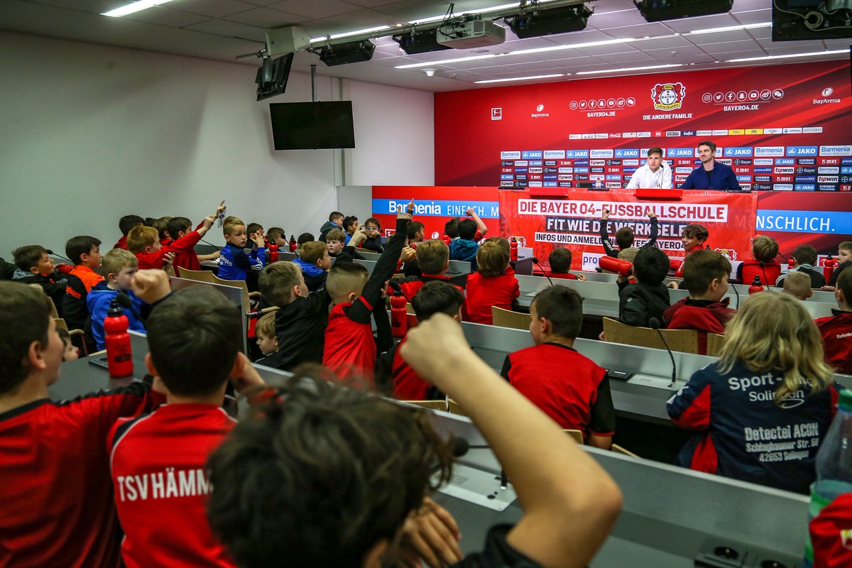 bayer04fussball's tweet photo. Panos #Retsos hat heute das #Ostercamp der #Bayer04-#Fußballschule besucht und sich den zahlreichen Fragen der Teilnehmer|innen gestellt. Und natürlich wurden auch Autogramm- und Selfiewünsche erfüllt. #Werkself https://t.co/e6jbY8NMZE