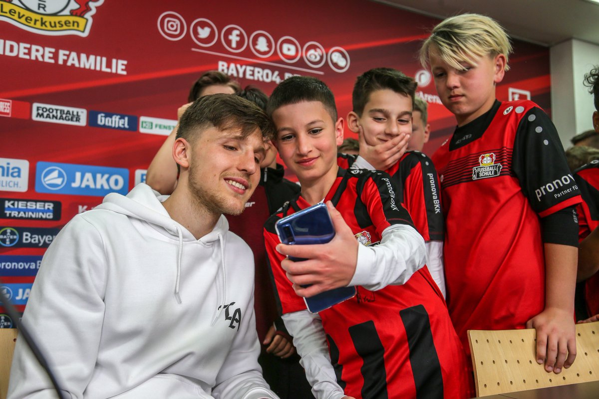 bayer04fussball's tweet photo. Panos #Retsos hat heute das #Ostercamp der #Bayer04-#Fußballschule besucht und sich den zahlreichen Fragen der Teilnehmer|innen gestellt. Und natürlich wurden auch Autogramm- und Selfiewünsche erfüllt. #Werkself https://t.co/e6jbY8NMZE