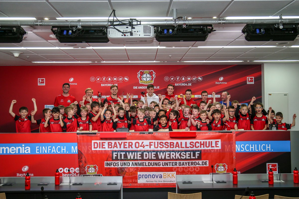 bayer04fussball's tweet photo. Panos #Retsos hat heute das #Ostercamp der #Bayer04-#Fußballschule besucht und sich den zahlreichen Fragen der Teilnehmer|innen gestellt. Und natürlich wurden auch Autogramm- und Selfiewünsche erfüllt. #Werkself https://t.co/e6jbY8NMZE