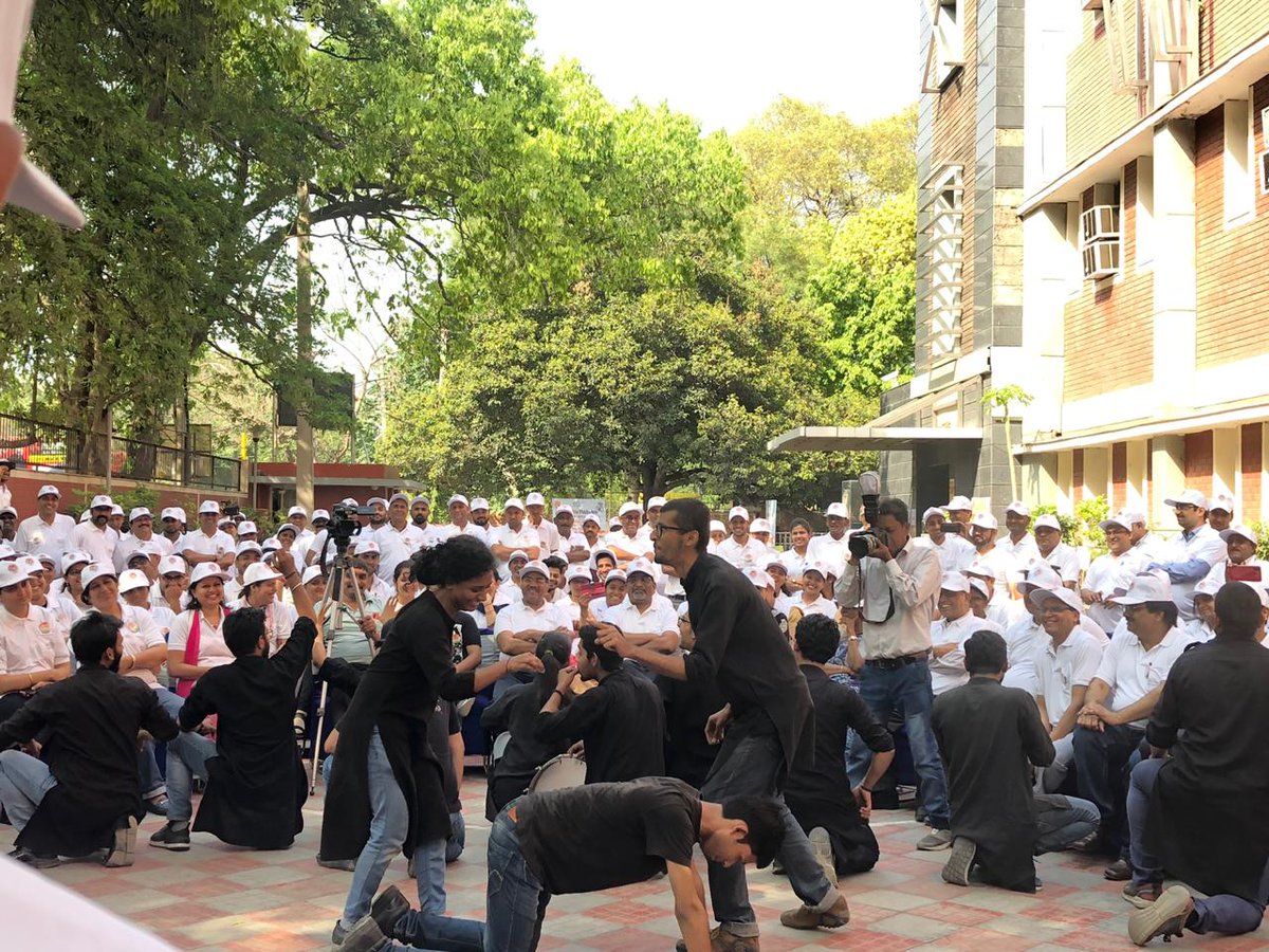 YashVar25465699's tweet photo. Aa gye bhai aa gye 🏃🏃 ! Performed #Garbage natak at Patel chest (du). Population is increasing so is garbage we need urgent solutions to manage ds garbage and spread awareness regarding it. @AsmitaTheatre is doing its bit when are you taking steps regarding  ds ? @ArvindGaur https://t.co/zRzhnXBoMQ