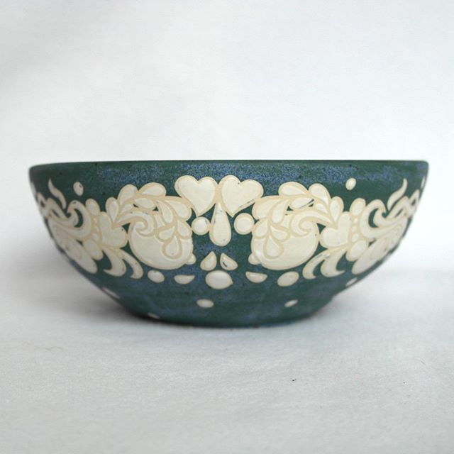 So that was a fail. I overfired the blue because I put an extra long hold on for another glaze that pinholes, and I tried using latex resist over the stencil, which leaked around the edges. Also the white isn't enough of a contrast against the clay colou… bit.ly/2IAhxNh