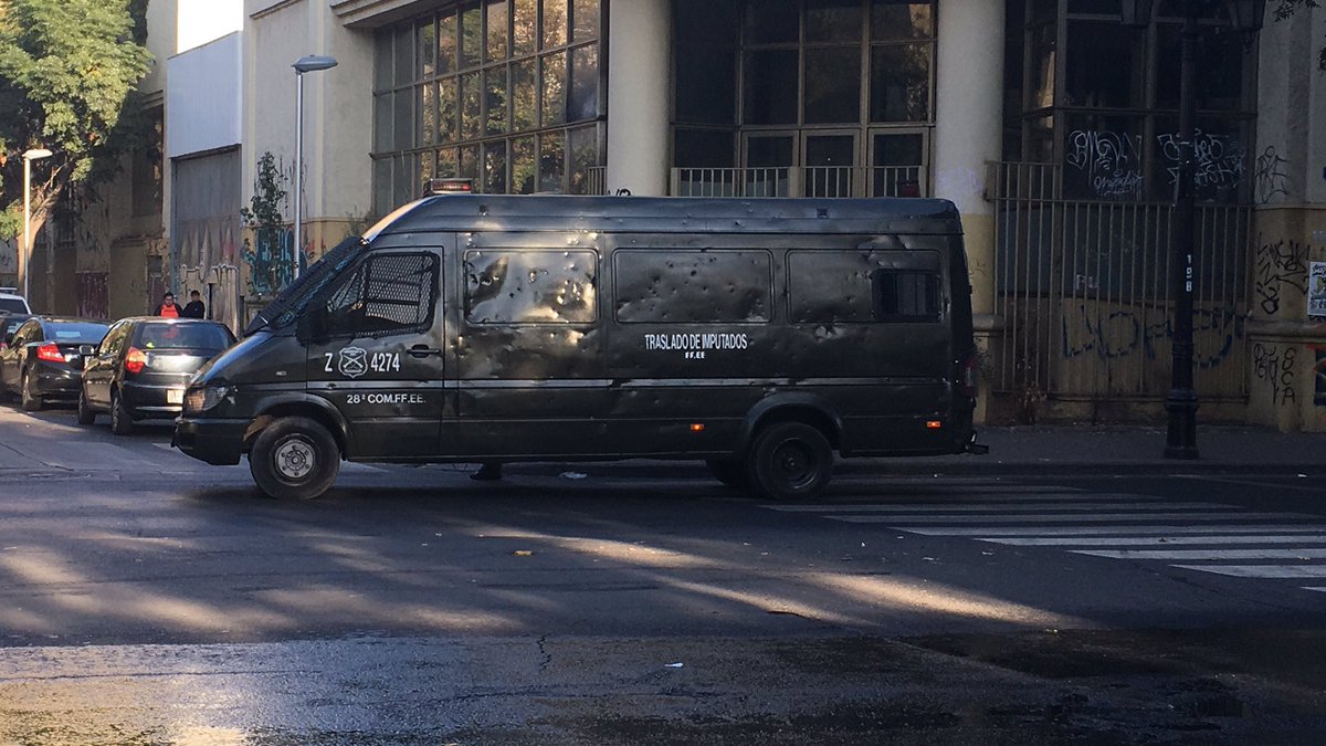 9 Alumnos del Liceo de Aplicación fueron detenidos luego de realizar una manifestación pacífica contra el  TPP-11.
Los estudiantes realizaron un corta calle, momentos en que carabineros empleó carros lanza aguas para disolver a los menores.
