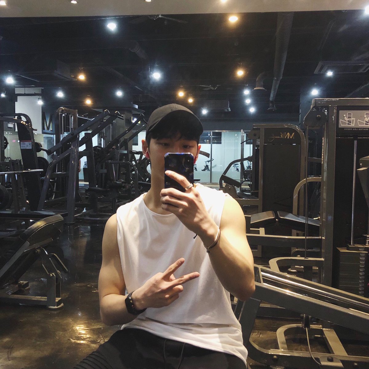 [#홍석] Happy Birthday to me!!
Pumping my muscles on my Birthday 😆😆
Thank you Universe! You guys are the reason of my life :)❤️
