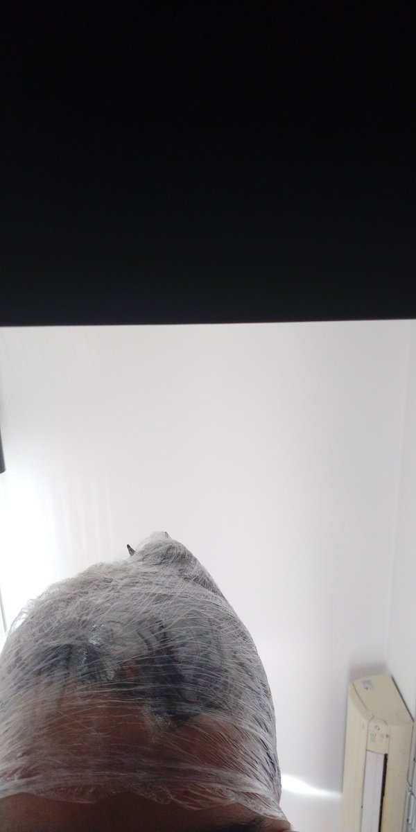 CeEsFe's tweet photo. Cuando vas a la peluquería y te embalan la cabeza a modo de maleta para facturar en el aeropuerto...graxxxxxxxxx https://t.co/A5v9YMpz6u