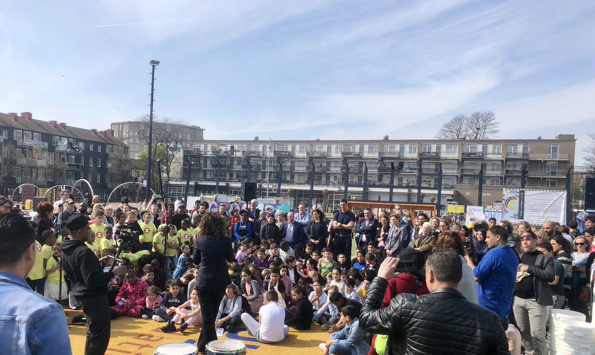 Mooie en energieke kickoff van Cultuur@CruyffCourts in <a href="/GemeenteDenHaag/">Gemeente Den Haag</a> met Minister <a href="/ivanengelshoven/">Ingrid van Engelshoven</a> en Wethouder <a href="/RicharddeMos/">Richard de Mos 💚💛</a> en vooral heel veel lachende, rappende, drummende, schilderende en dansende kinderen! #cultuurscoort