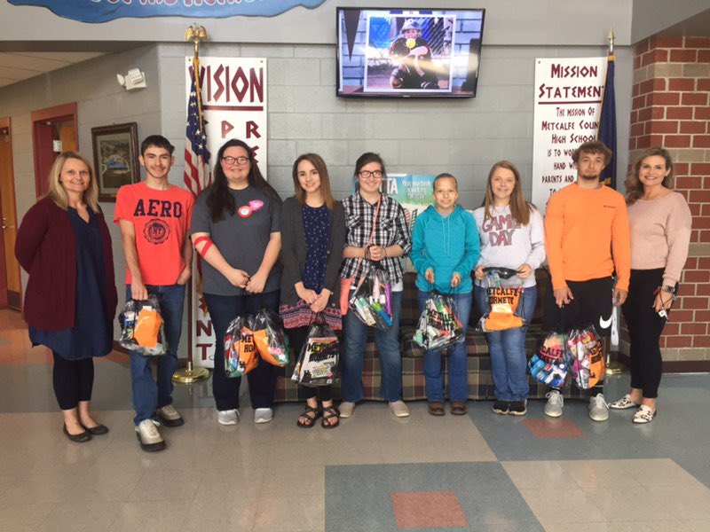 MetcalfeSos's tweet image. #MetcalfeSOS recently collected items for teens who are placed in  foster care. Today students were able to give 9 drawstring bags full of items to Julie and Sherry who are with Metcalfe County Protection and Permanency office.  #generosity #hopehelpstrength #SourcesofStrength