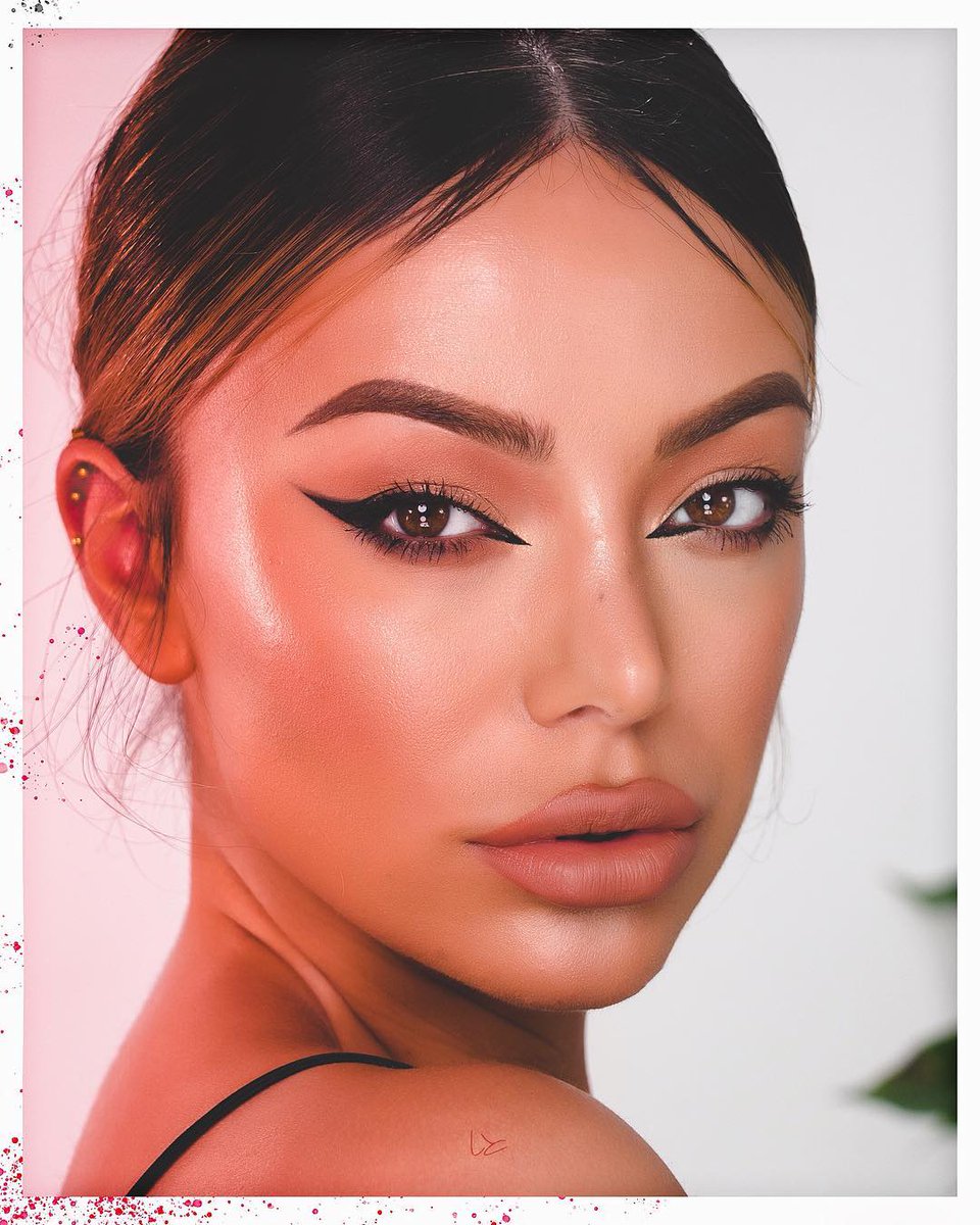 UrbanDecay's tweet photo. Eyebrowsing: When you can’t stop staring at someone’s amazing brows 😍 #Repost Dilan Sabah wearing Brow Endowed in shade Taupe Trap #UrbanDecay #StreetStyleBrow #Makeup #Beauty #Regram https://t.co/ocvybfYlNJ