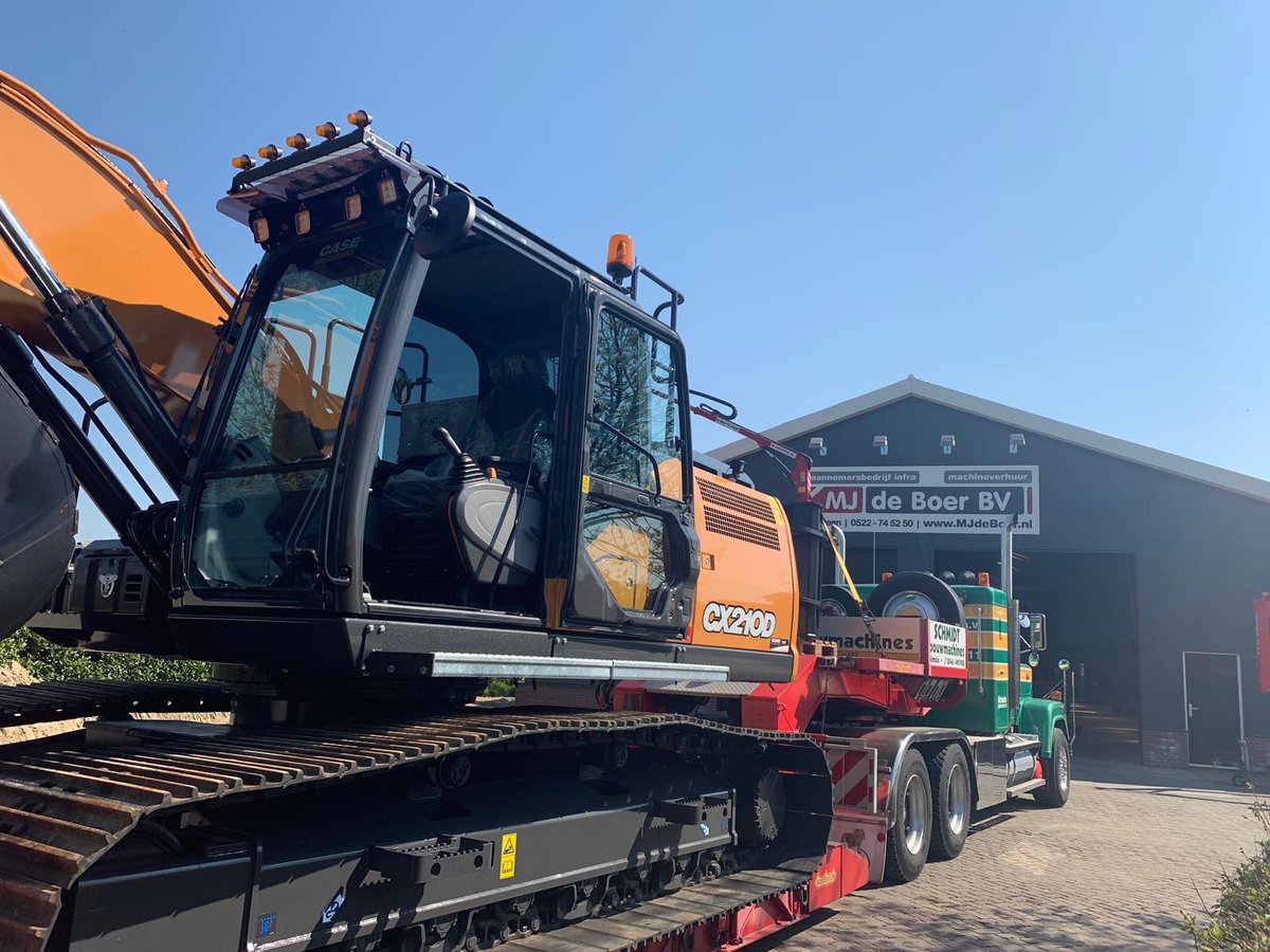 schmidtbouwmach's tweet photo. Na vele #Case #minigravers hebben wij bij een zeer tevreden #Machineverhuur M.J. de #Boer BV nu ook een dikke #CASE Construction #Equipment #CX210D af mogen leveren.
Wij wensen hen veel #succes in het grote werk! #caseconstruction #krachtpatser https://t.co/zW6JVLVLAi