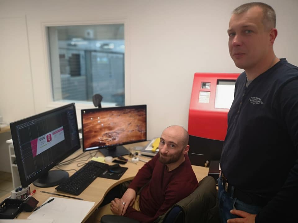 chargephone13's tweet photo. Visite chez notre fournisseur partenaire pour lancement de fabrication !!.... ( Plan 3D du pied) merci Thierry & Thibaut
#LANCEMENT #JAMAISSANSBATTERIE #CHARGEPHONE #TRAVAILDEQUIPE #CONCEPTIONNUMERIQUE https://t.co/cWTBZLrvMG